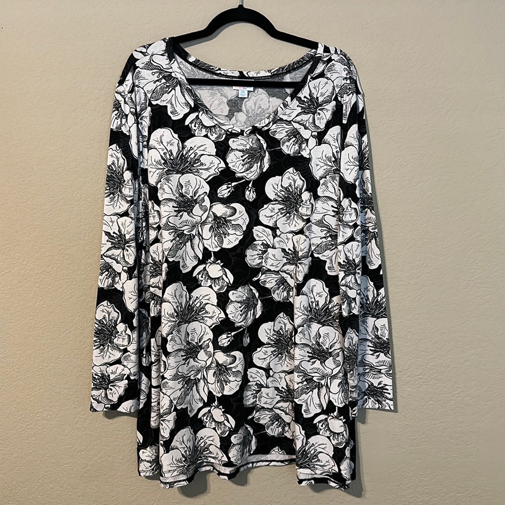 LuLaRoe Lynnae Floral Blouse